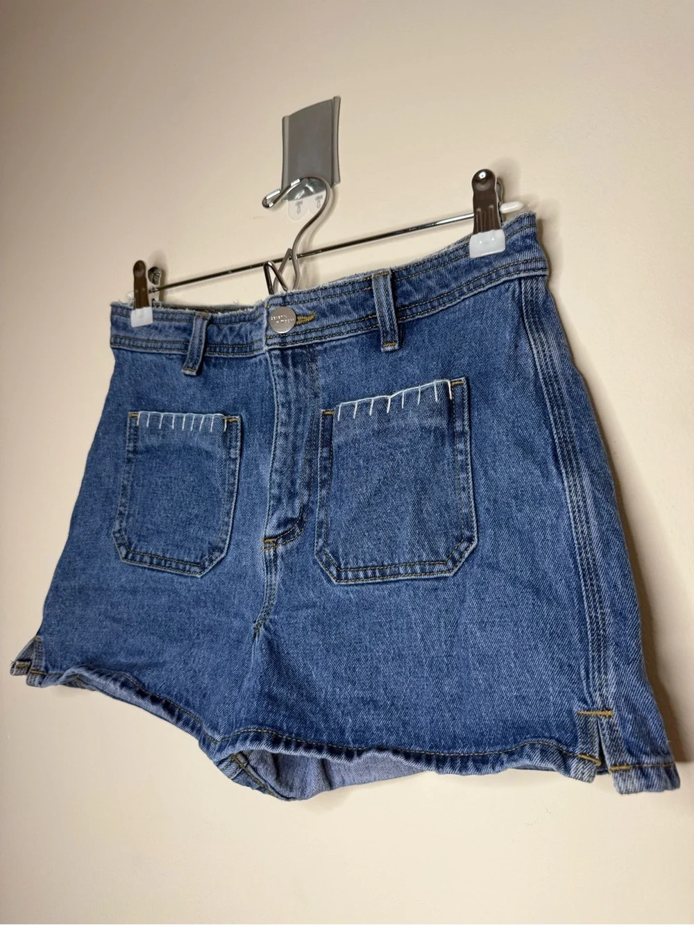ANTHRO SEVENTY + MOCHI Mabel Retro Embroidered Patch Pocket Summer Denim Shorts - Picture 4 of 9